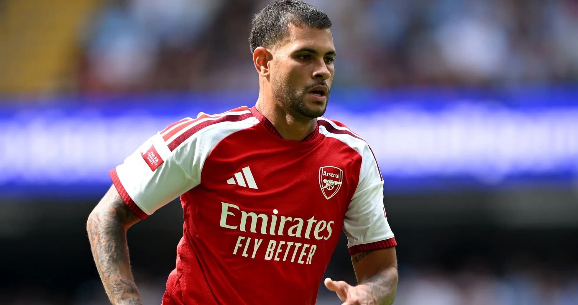 Jugador de Arsenal corriendo en el campo de fútbol
