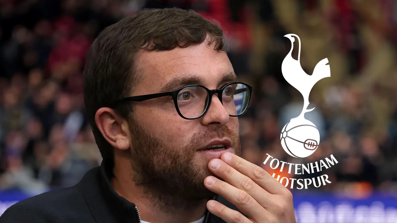 Hombre con gafas durante un partido de fútbol