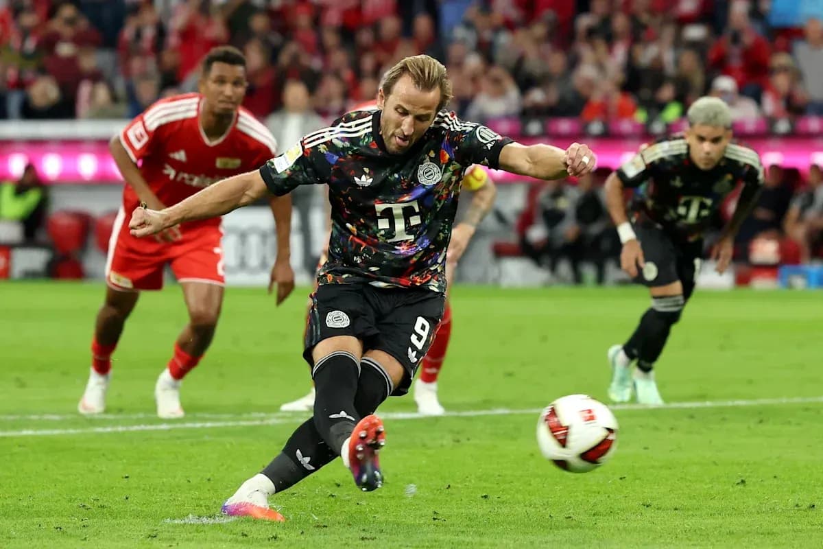 Jugador ejecutando un penalti durante el partido
