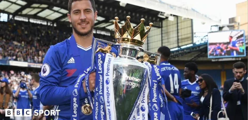 Jugador levantando el trofeo de la Premier League