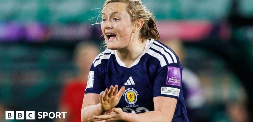 Jugadora de Escocia dirigiéndose a sus compañeras en partido