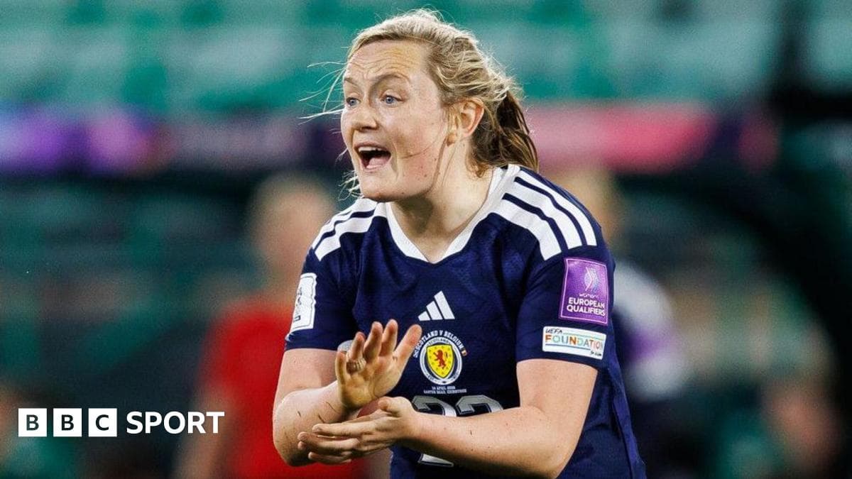 Jugadora de Escocia dirigiéndose a sus compañeras en partido