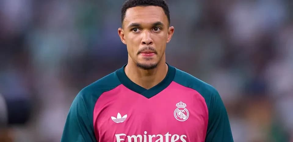 Portero de Real Madrid en uniforme rosa durante partido