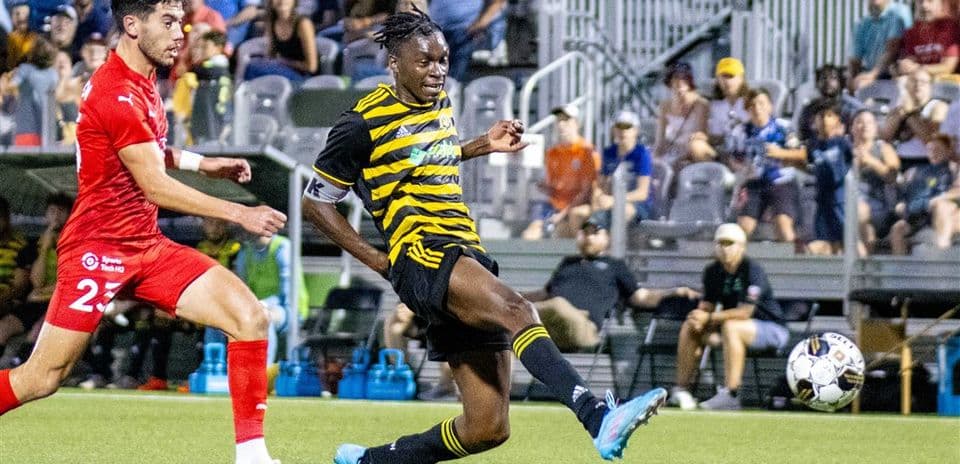 Jugador de Pittsburgh Riverhounds chutando el balón