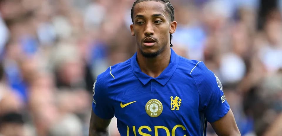 Jugador de Chelsea caminando en el campo