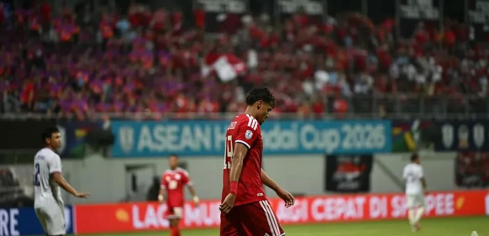 Jugador caminando con la cabeza agachada en partido