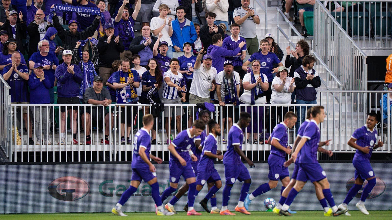 Aficionados de Louisville City celebrando en el partido