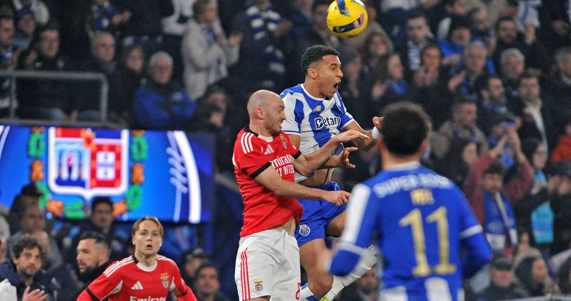 Jugadores de Porto y Benfica compiten por el balón