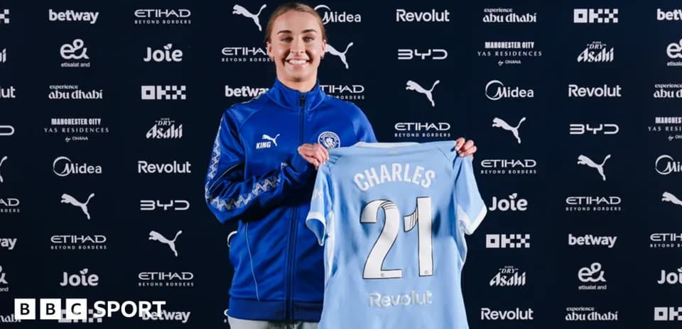 Jugadora presenta camiseta con nombre Charles en evento
