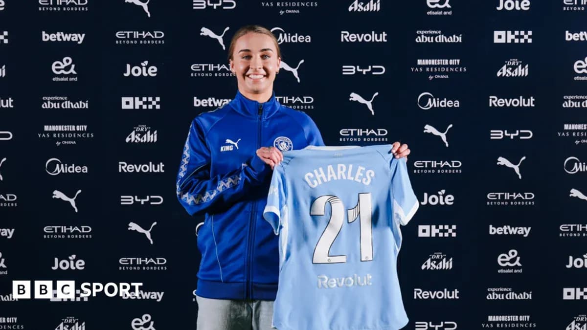 Jugadora presenta camiseta con nombre Charles en evento