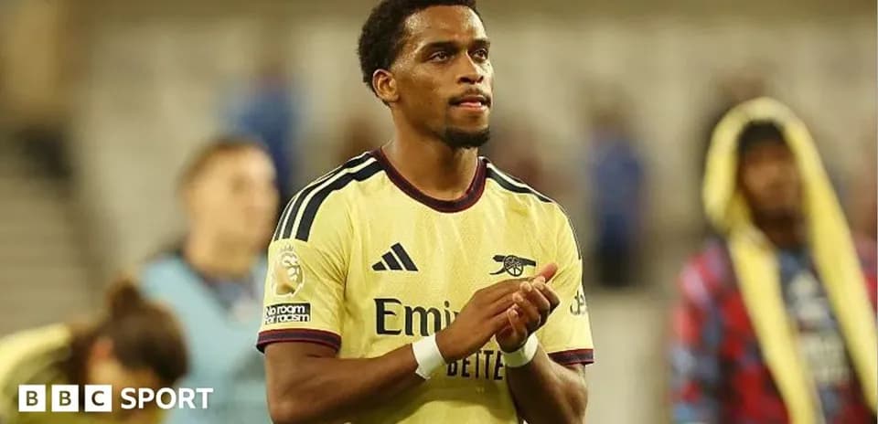 Jugador de Arsenal aplaudiendo tras el partido