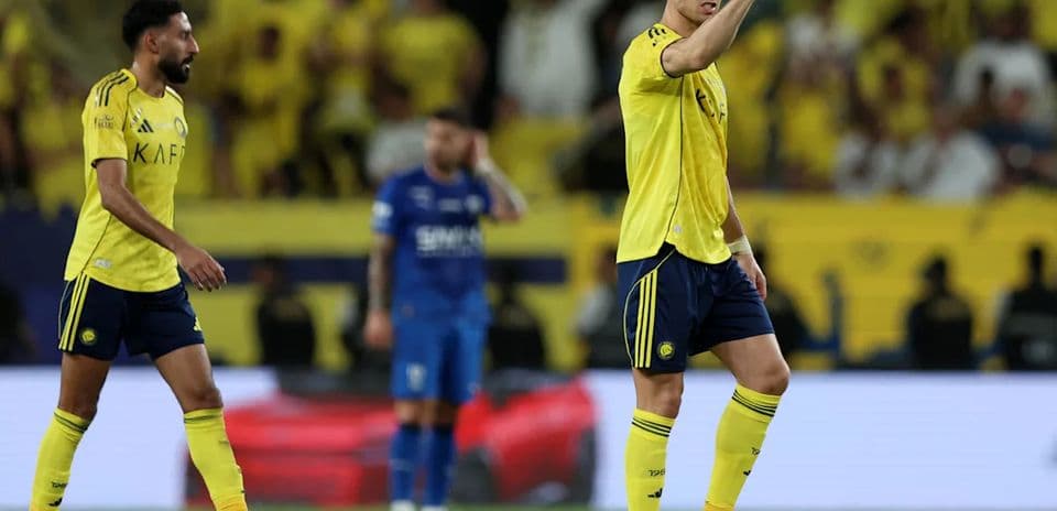 Jugadores de Al Nassr en partido, uno señalando