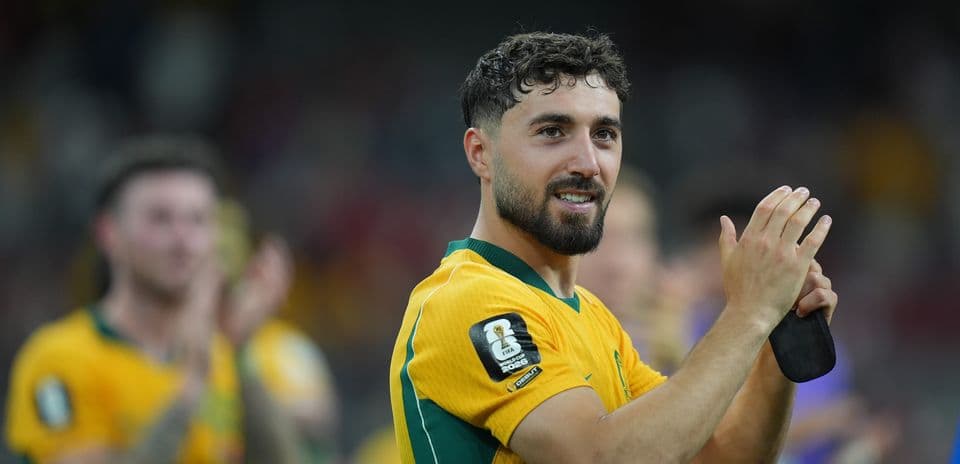 Jugador aplaudiendo en el campo tras el partido