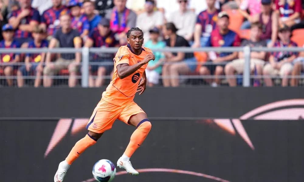 Jugador corriendo en uniforme del FC Barcelona