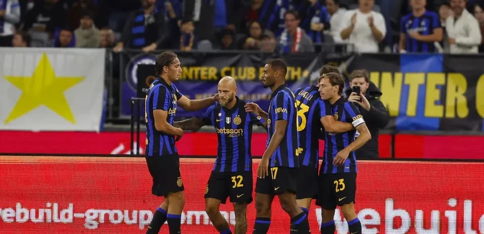 Jugadores de Inter celebrando un gol en el partido