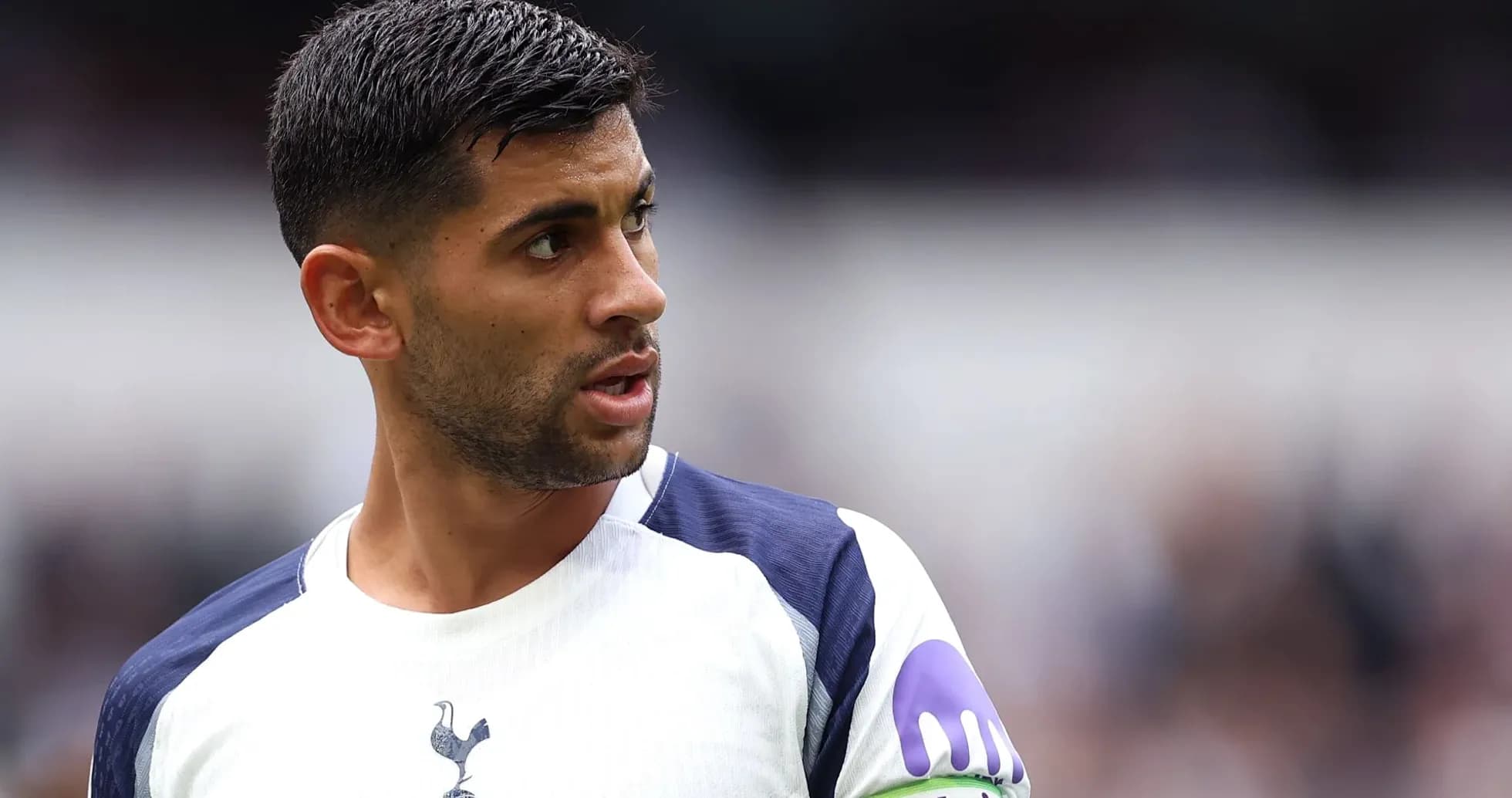 Jugador de Tottenham con camiseta de capitán en el campo