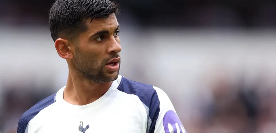 Jugador de Tottenham con camiseta de capitán en el campo