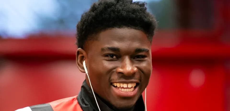 Jugador sonriendo con auriculares en entrenamiento