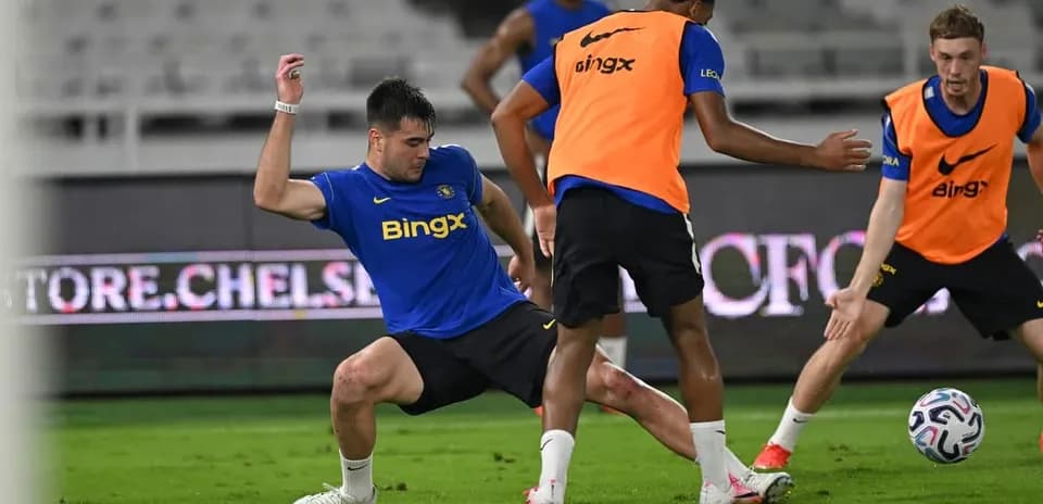 Jugadores entrenando en el campo de fútbol