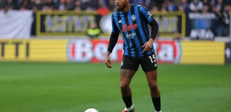 Jugador de Atalanta en acción con balón durante partido