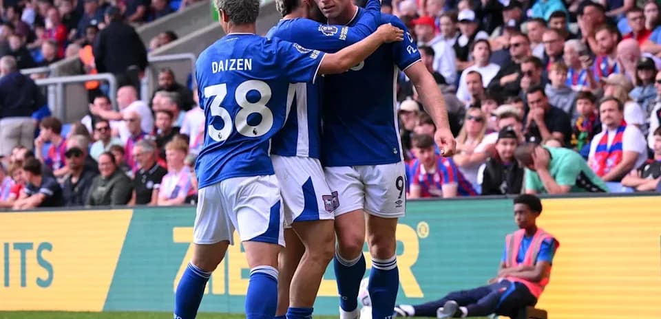 Jugadores de Ipswich celebrando un gol juntos
