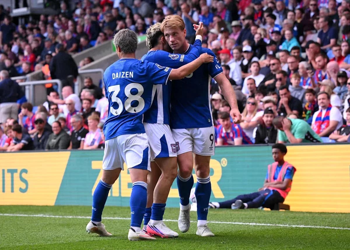 Jugadores de Ipswich celebrando un gol juntos