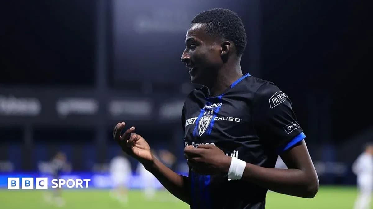 Jugador celebrando durante un partido de fútbol