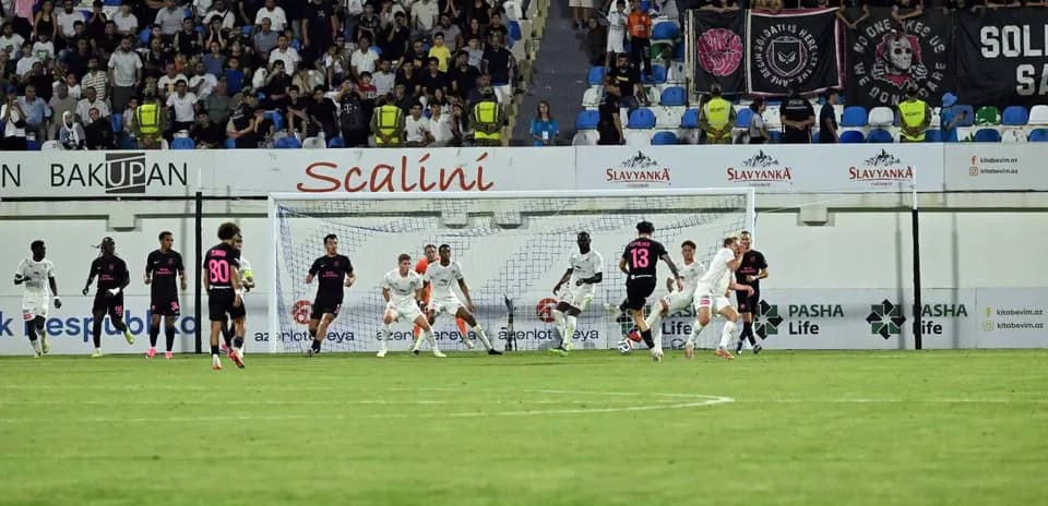 Jugadores de KuPS y Sabah FA en acción