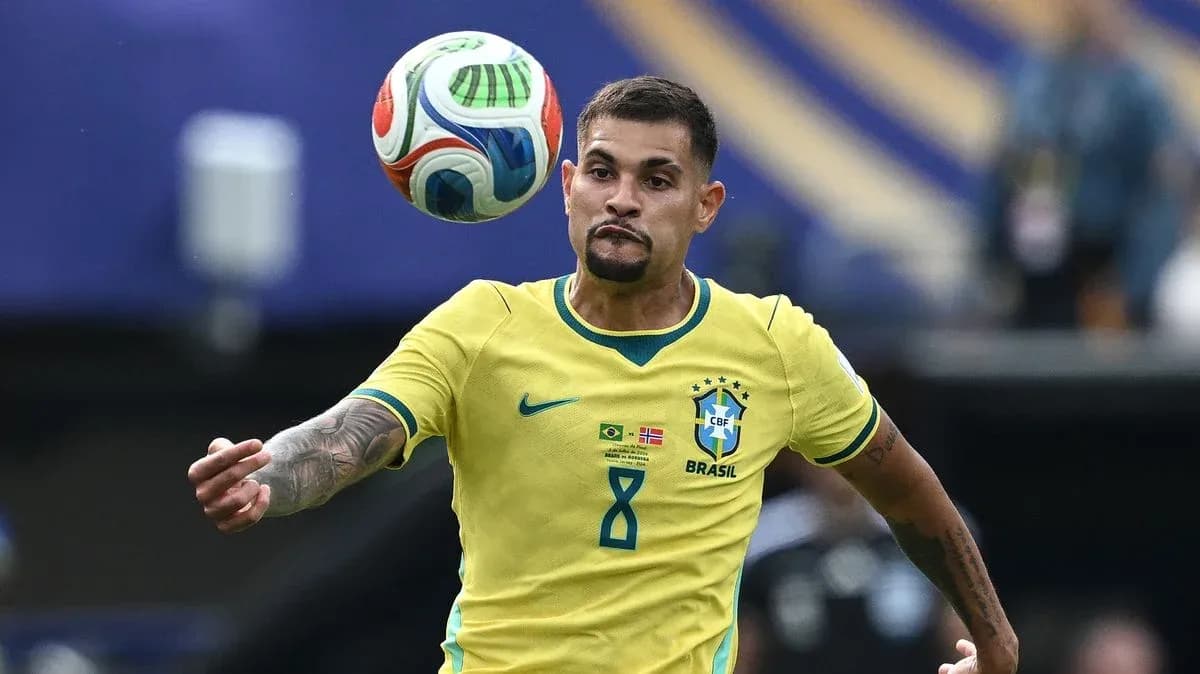 Jugador de Brasil controlando el balón en partido