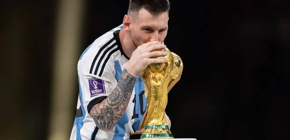 Jugador besando la copa del mundo en celebración