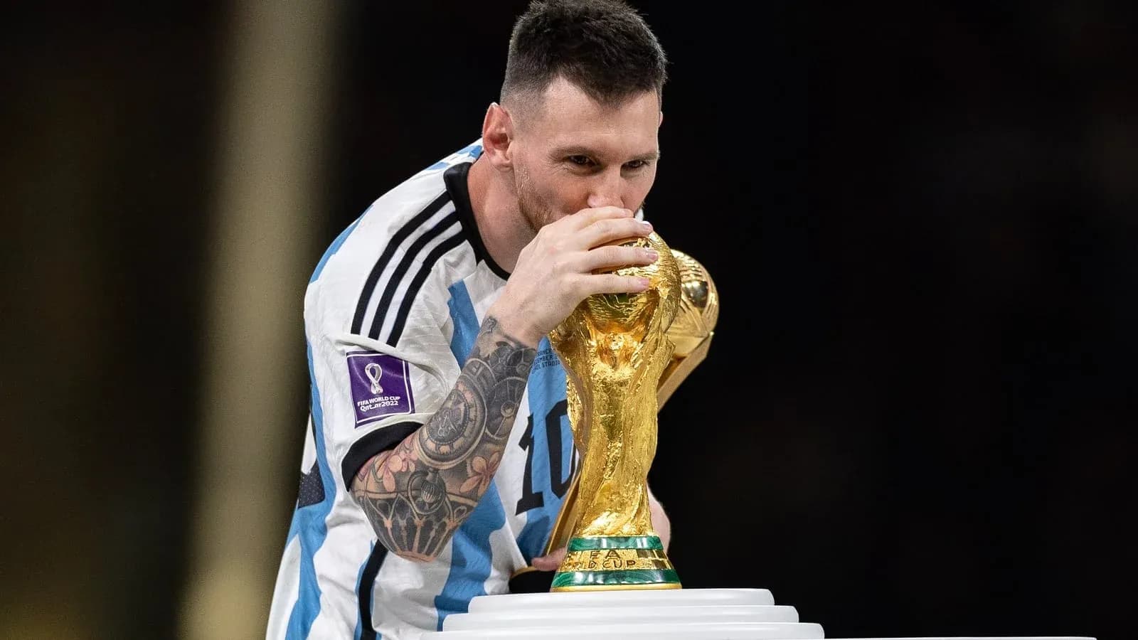 Jugador besando la copa del mundo en celebración