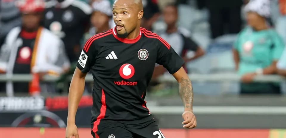 Jugador de Orlando Pirates en acción durante el partido