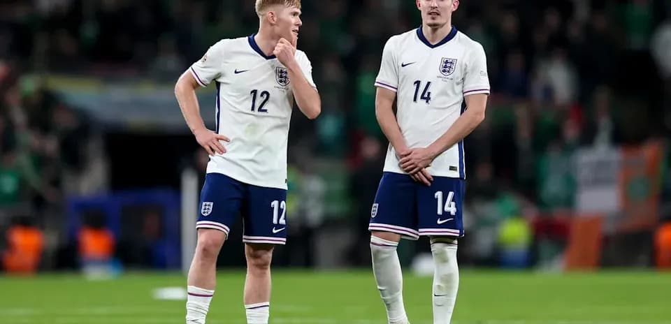 Jugadores de Inglaterra en el campo tras partido