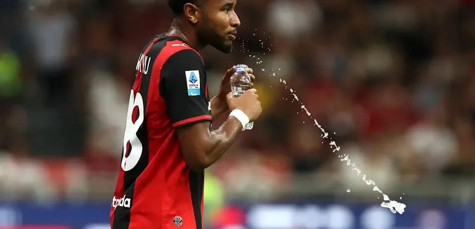 Jugador rociando agua durante el partido