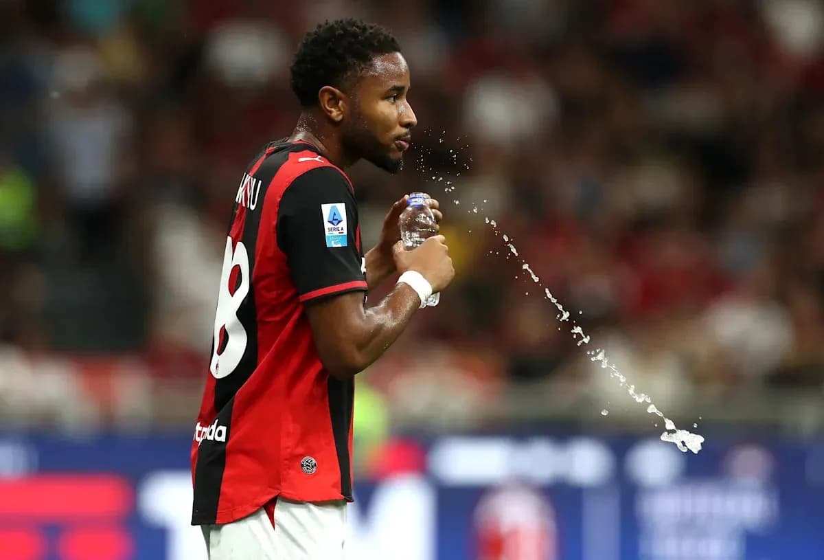 Jugador rociando agua durante el partido