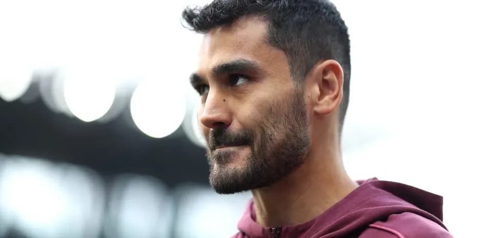 Jugador mirando pensativo antes del partido