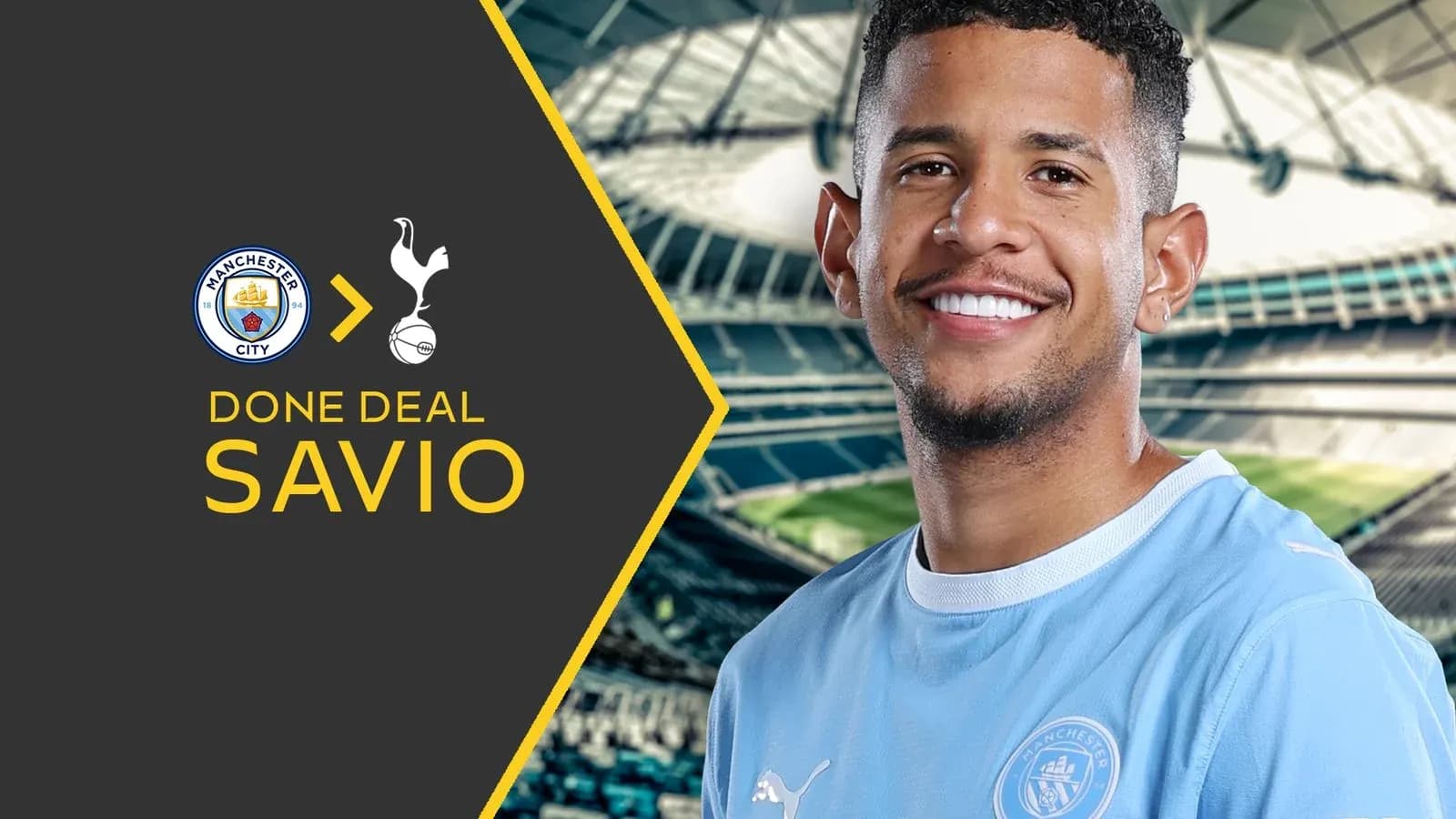 Savio sonriente en camiseta de Manchester City
