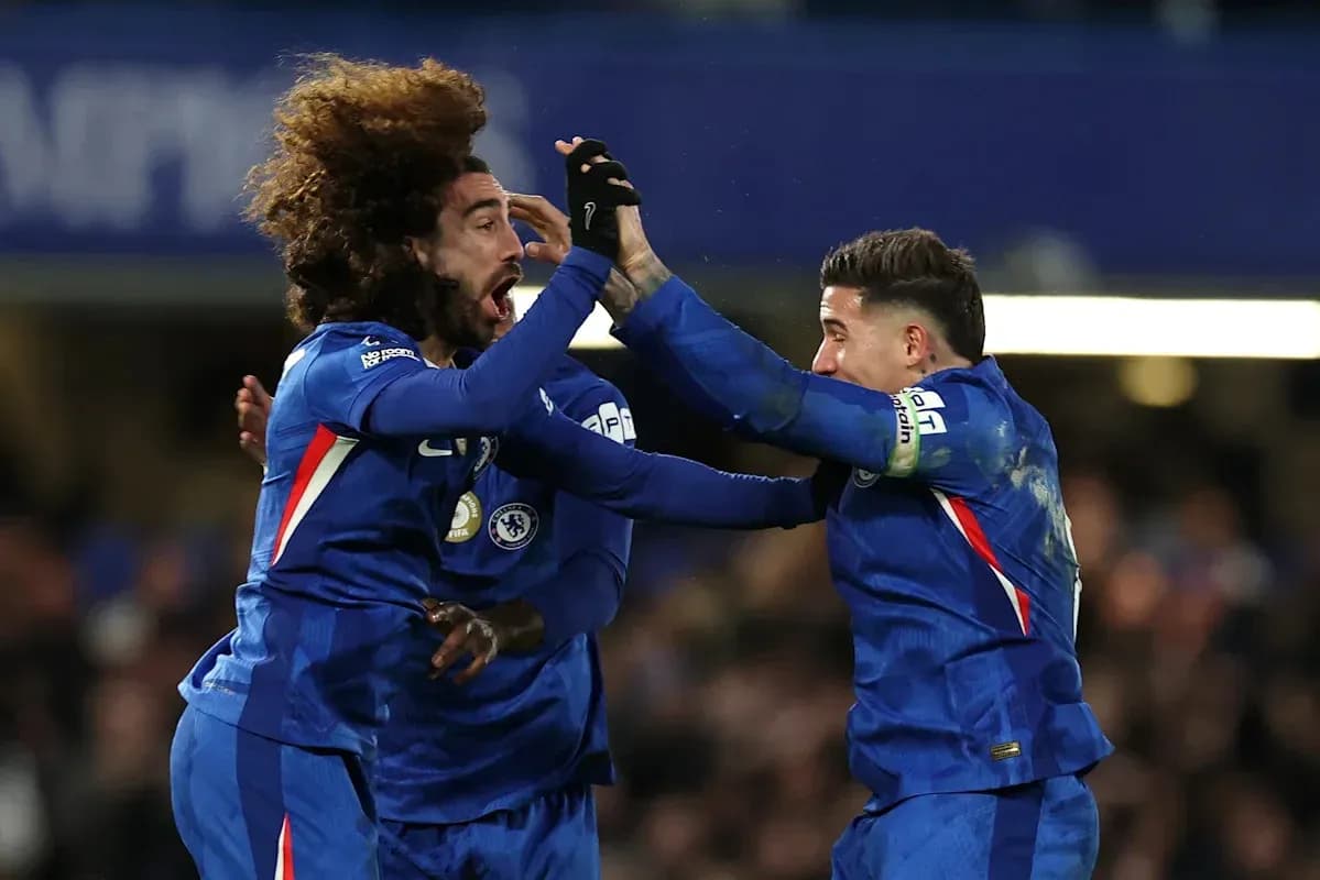 Jugadores de Chelsea celebrando un gol en el campo