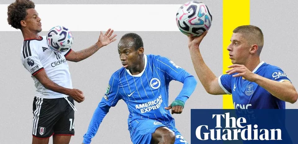 Tres jugadores lanzando el balón en acción