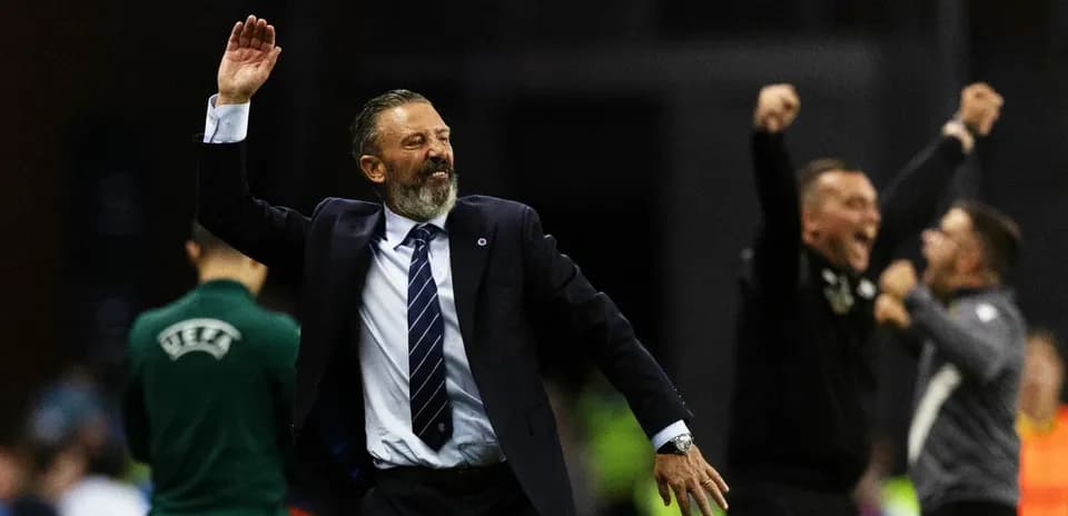 Entrenador celebrando con entusiasmo tras la victoria
