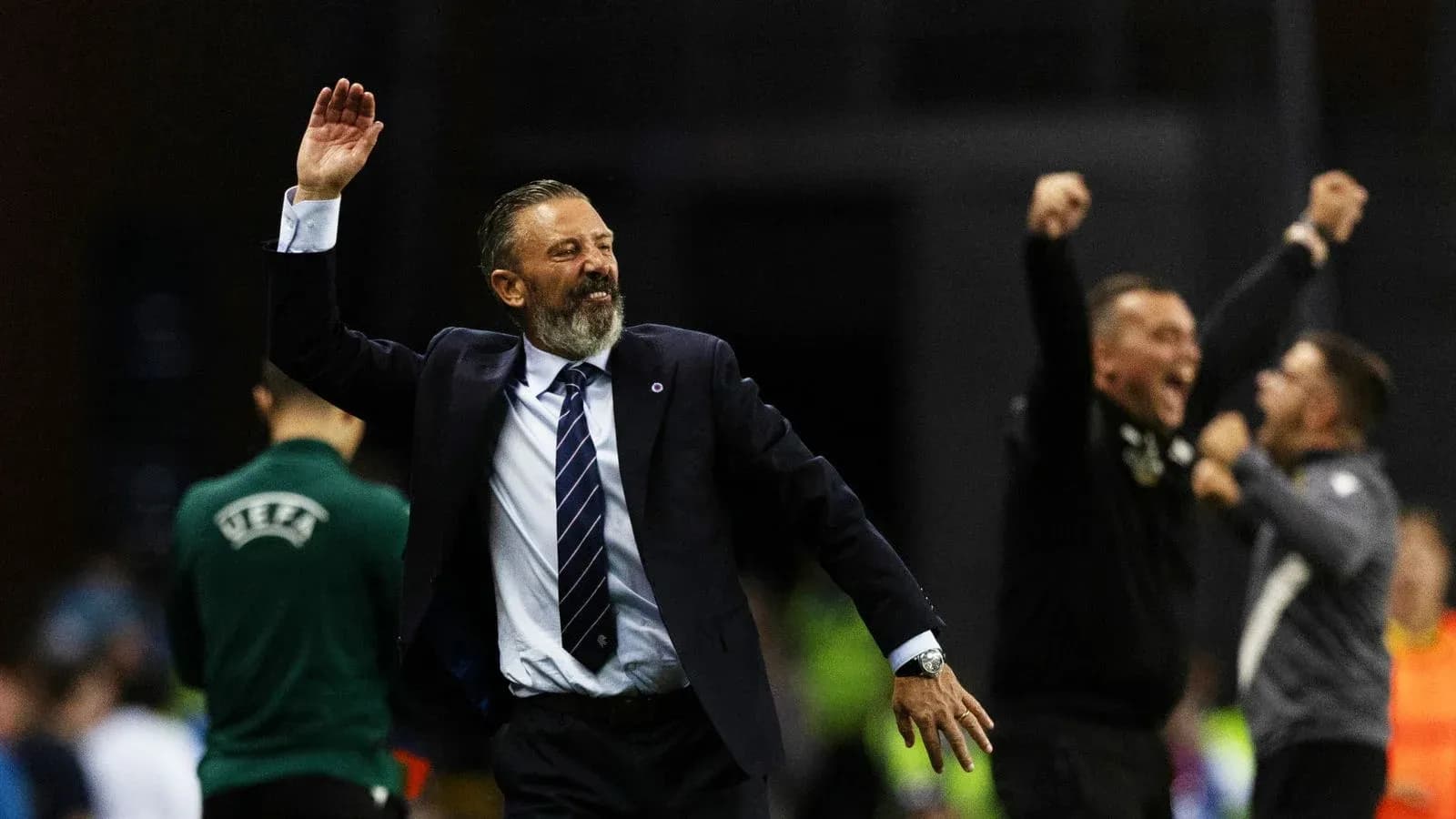 Entrenador celebrando con entusiasmo tras la victoria