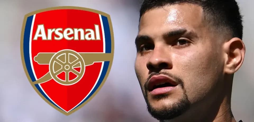 Jugador con logo de Arsenal en el fondo