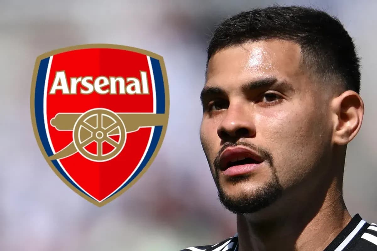 Jugador con logo de Arsenal en el fondo