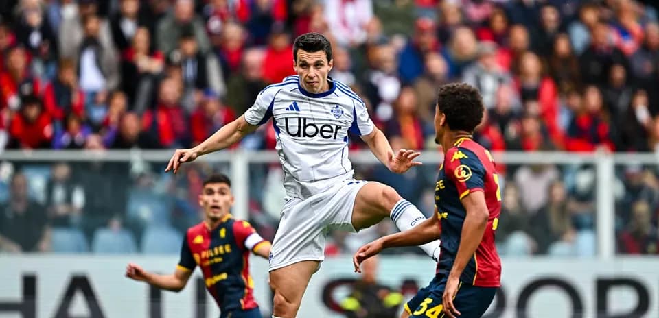 Jugadores de Genoa y Como disputando el balón