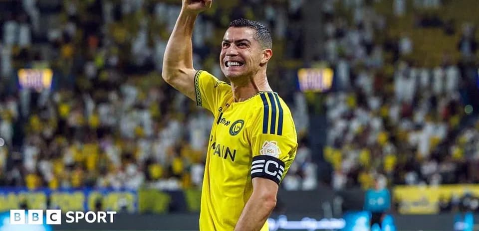 Jugador celebrando con el puño en alto en el campo