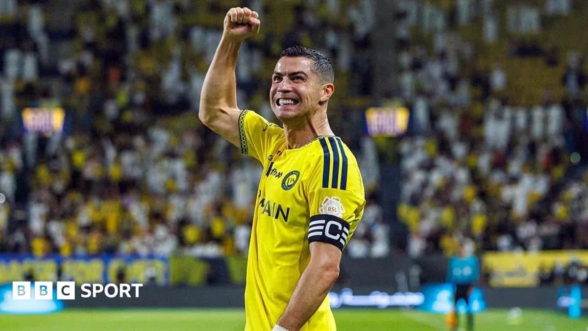 Jugador celebrando con el puño en alto en el campo