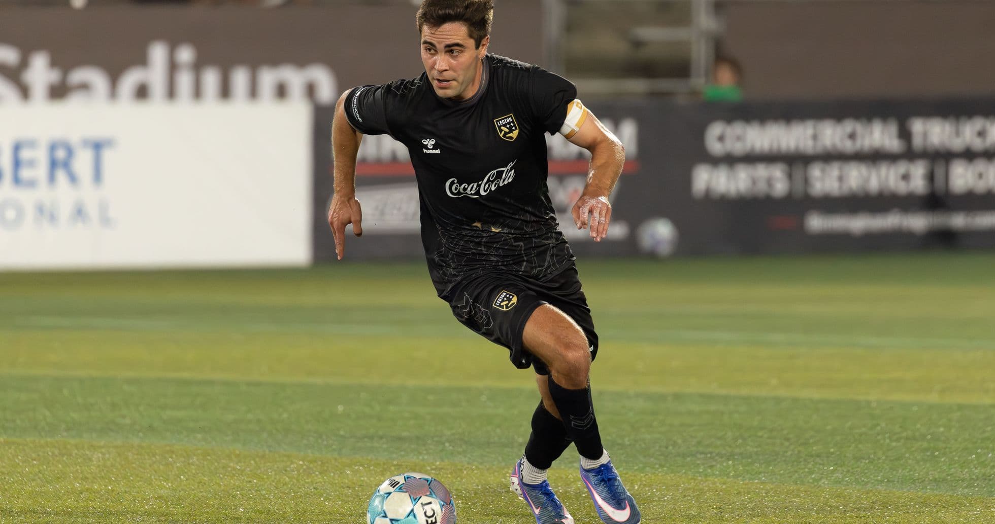Jugador corriendo con el balón durante el partido