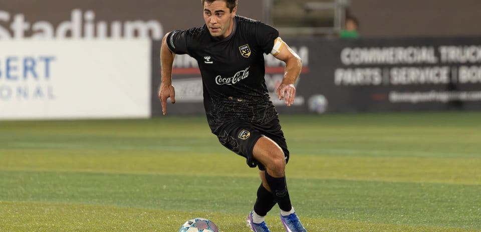 Jugador corriendo con el balón durante el partido