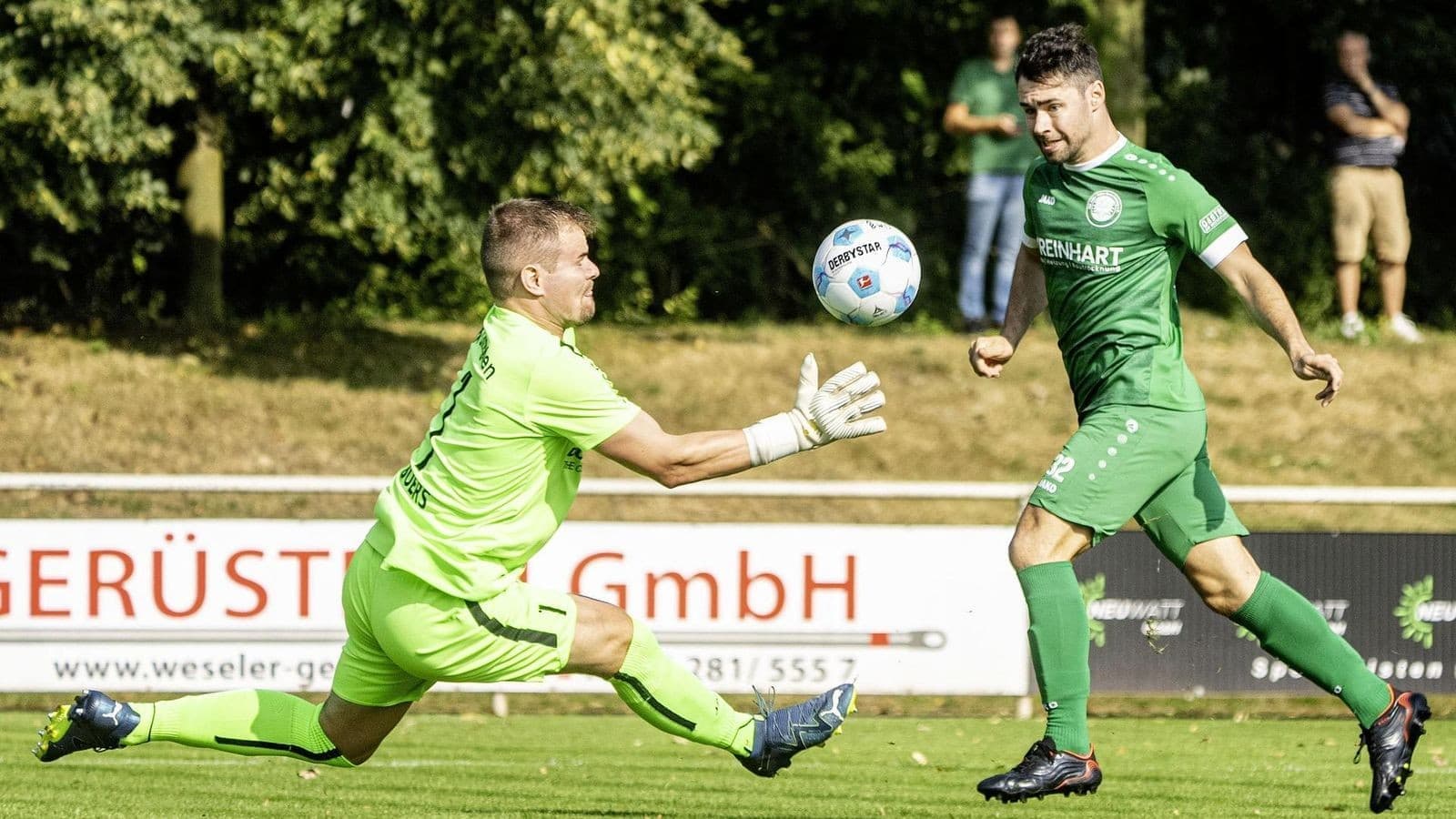 Portero intentando atrapar el balón en partido