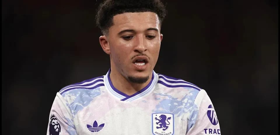 Jugador de Aston Villa en partido de fútbol